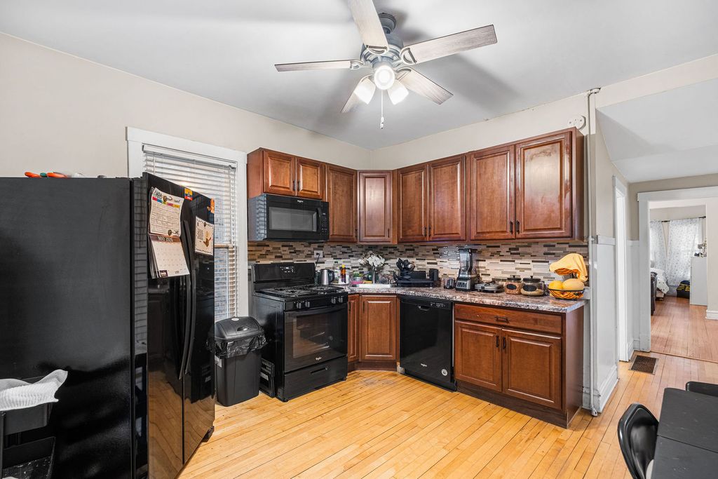 Image 15 of property listing at 4535 N Spaulding Avenue, Chicago, IL 60625