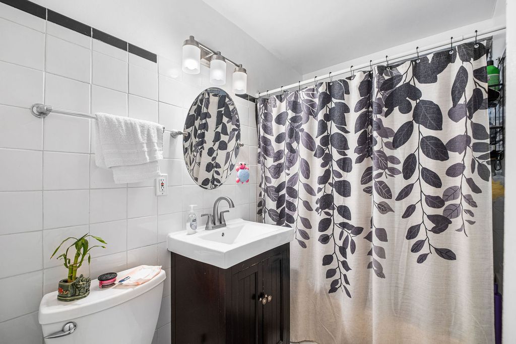 Image 19 of property listing at 4535 N Spaulding Avenue, Chicago, IL 60625