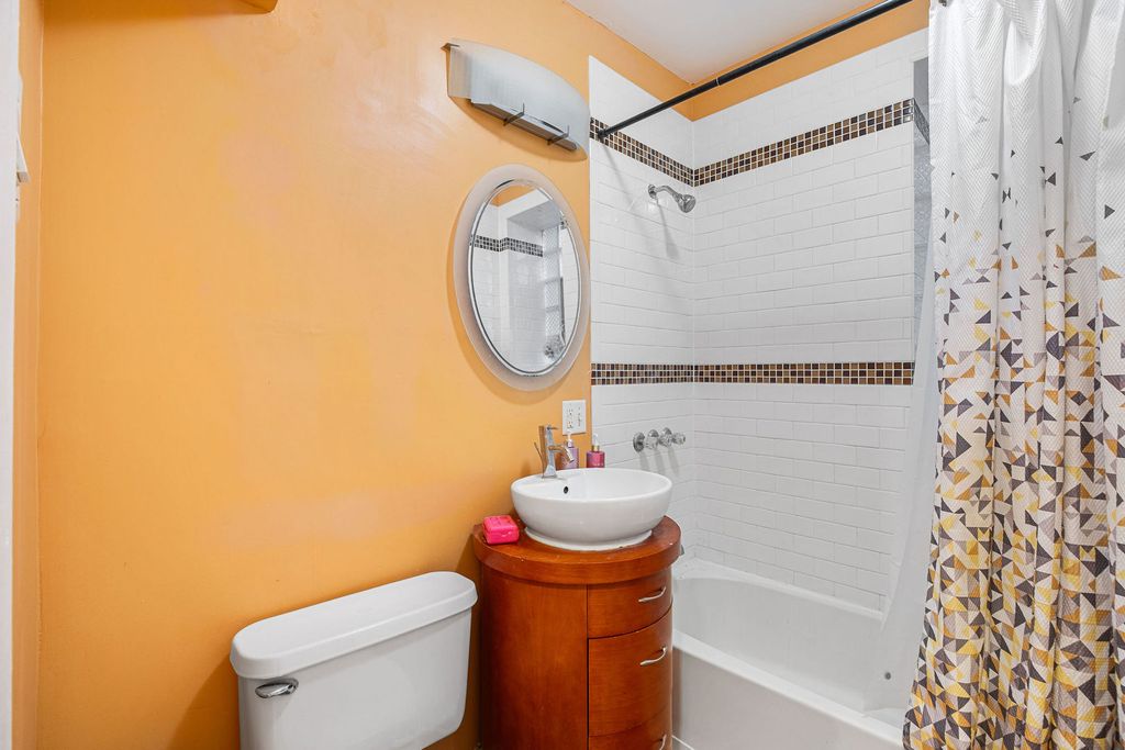 Image 24 of property listing at 4535 N Spaulding Avenue, Chicago, IL 60625