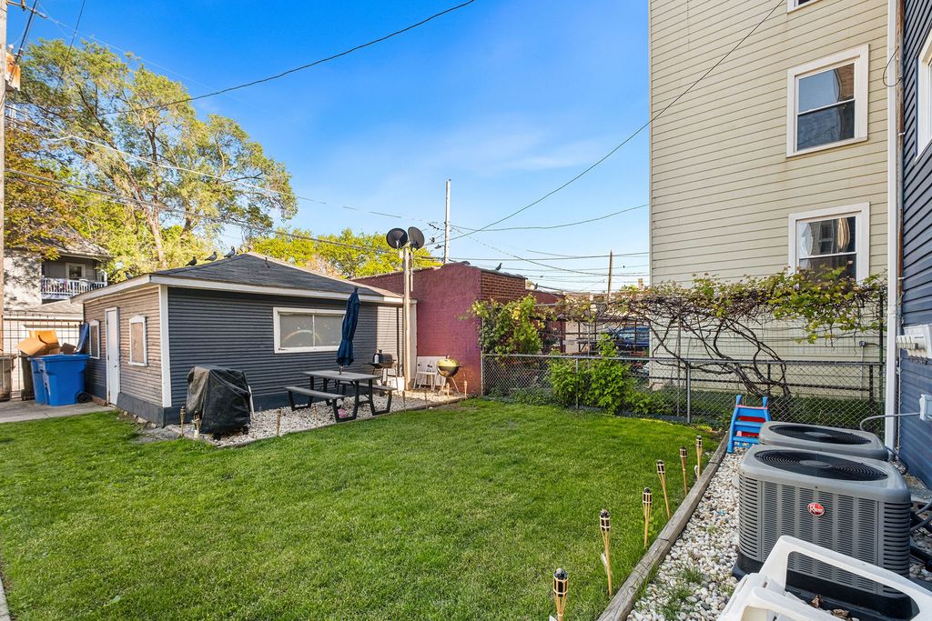 Image 27 of property listing at 4535 N Spaulding Avenue, Chicago, IL 60625