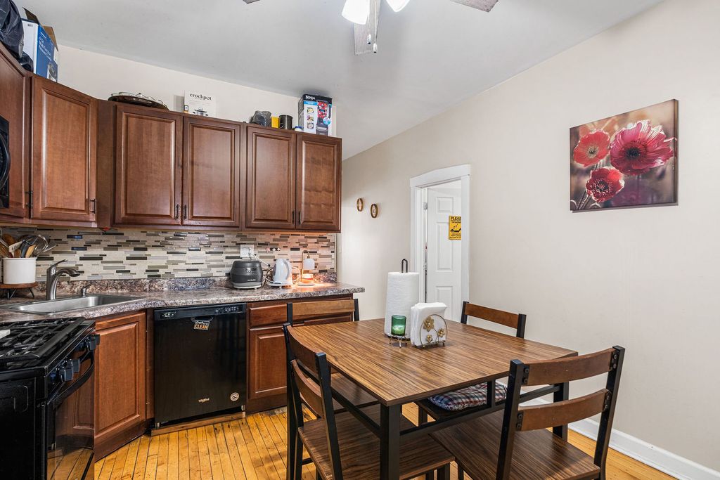 Image 6 of property listing at 4535 N Spaulding Avenue, Chicago, IL 60625