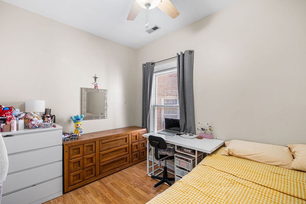 Image 8 of property listing at 4535 N Spaulding Avenue, Chicago, IL 60625