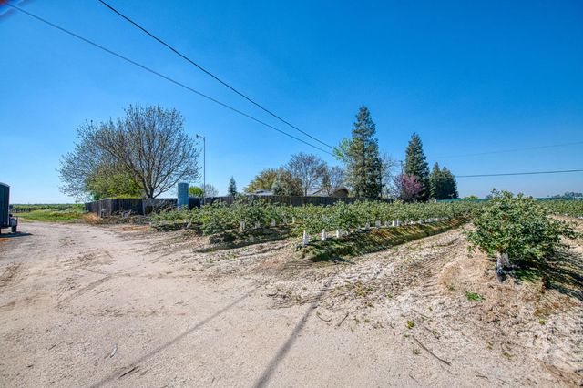 5650 S De Wolf Ave, Fowler, CA 93625