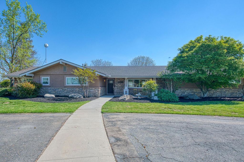 5650 S De Wolf Ave, Fowler, CA 93625