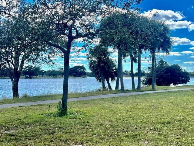 2920 Lake Osborne Drive 103, Lake Worth Beach, FL 33461