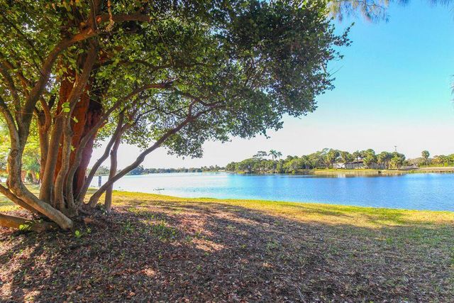 2920 Lake Osborne Drive 103, Lake Worth Beach, FL 33461