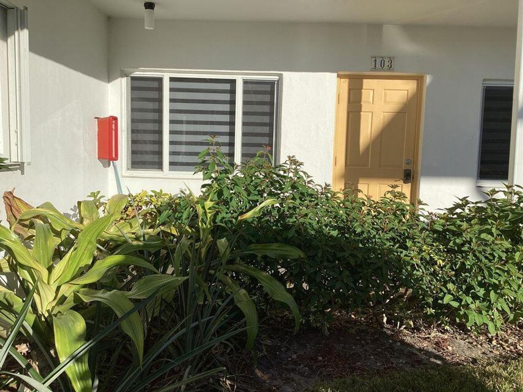 2920 Lake Osborne Drive 103, Lake Worth Beach, FL 33461
