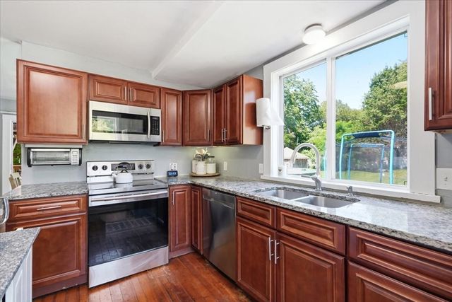 492 State Rd, Plymouth, MA 02360