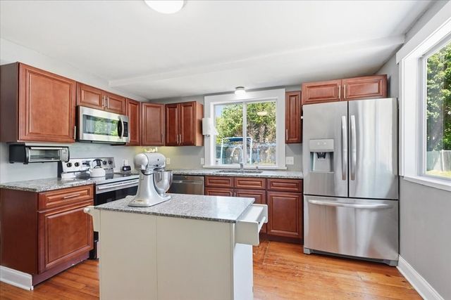 492 State Rd, Plymouth, MA 02360