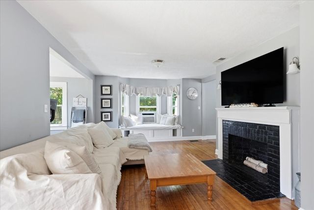 492 State Rd, Plymouth, MA 02360