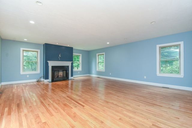 5 Lane Ave, Bedford, MA 01730