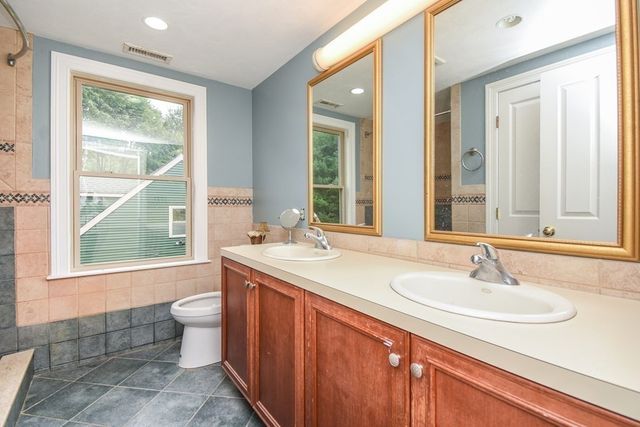 5 Lane Ave, Bedford, MA 01730