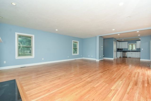 5 Lane Ave, Bedford, MA 01730
