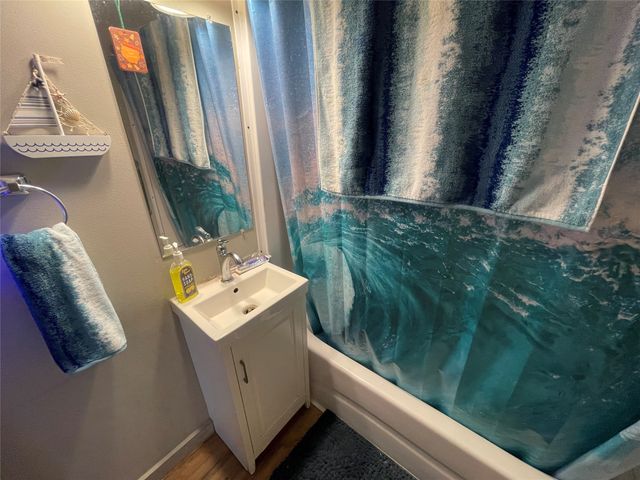 2735 E Elm Street, Des Moines, IA 50317
