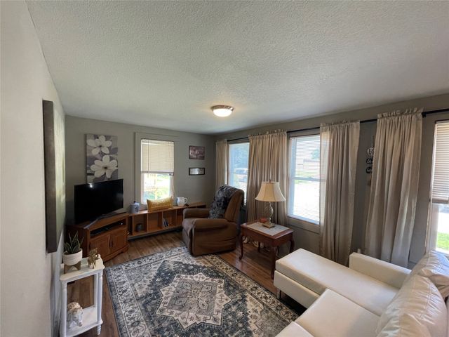 2735 E Elm Street, Des Moines, IA 50317