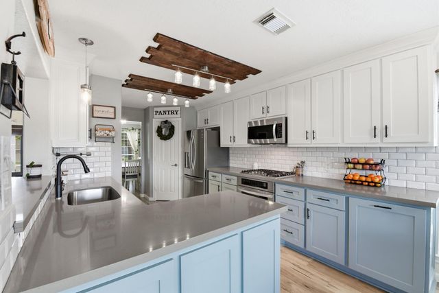 6621 Blue Hollow Lane, Dickinson, TX 77539