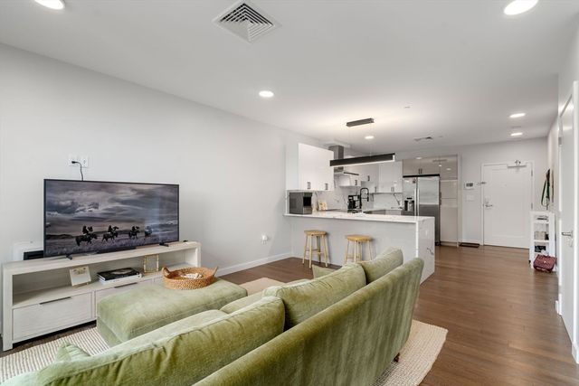 68 Los Angeles 306, Newton, MA 02458