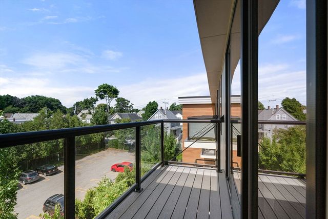 68 Los Angeles 306, Newton, MA 02458