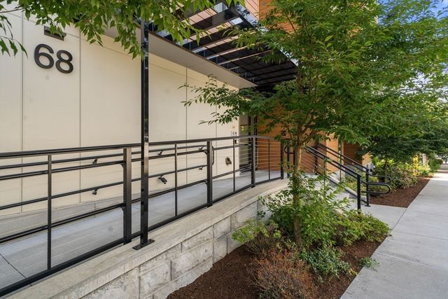 68 Los Angeles 306, Newton, MA 02458