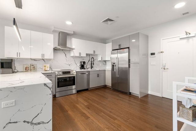 68 Los Angeles 306, Newton, MA 02458