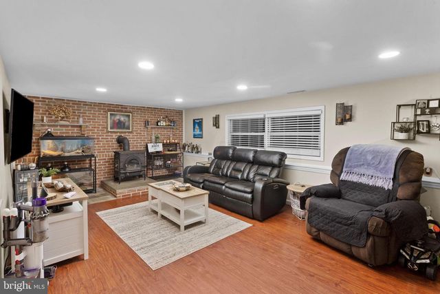 16 LANDON DR, Bordentown, NJ 08505