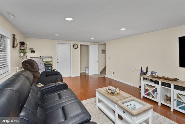 16 LANDON DR, Bordentown, NJ 08505