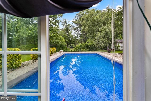 16 LANDON DR, Bordentown, NJ 08505