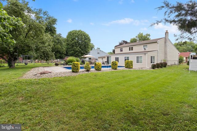 16 LANDON DR, Bordentown, NJ 08505