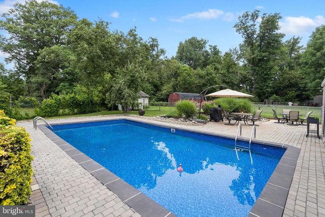 16 LANDON DR, Bordentown, NJ 08505