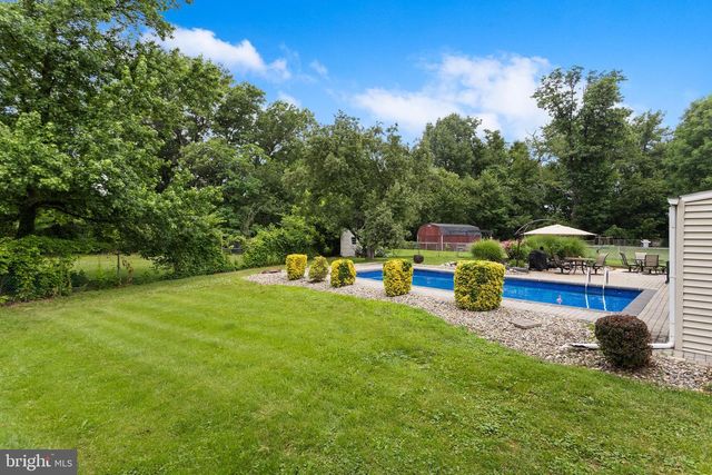 16 LANDON DR, Bordentown, NJ 08505