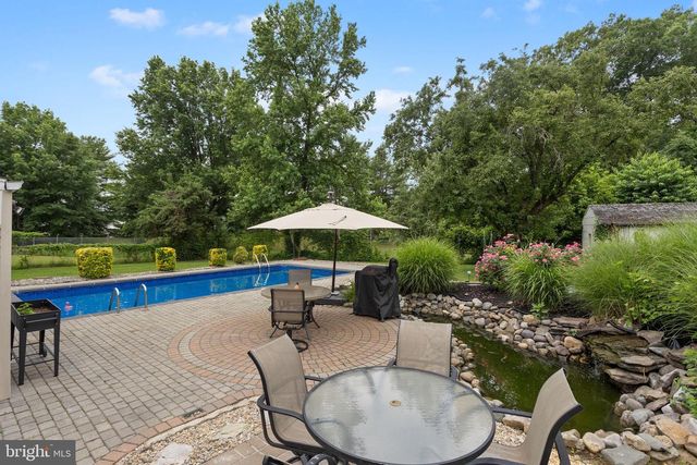 16 LANDON DR, Bordentown, NJ 08505