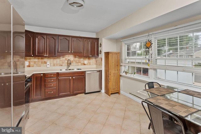 16 LANDON DR, Bordentown, NJ 08505