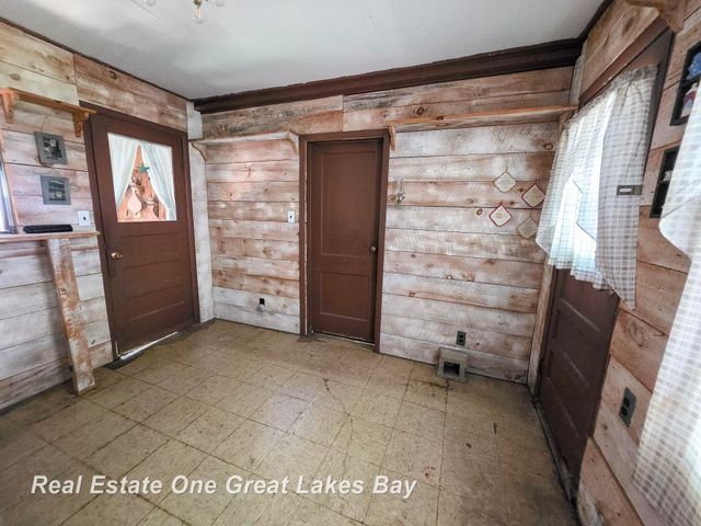 27 N Grout Road, Gladwin, MI 48624