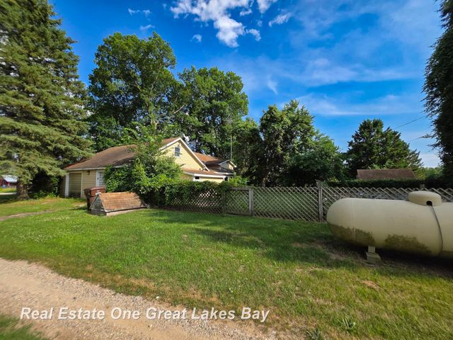 27 N Grout Road, Gladwin, MI 48624