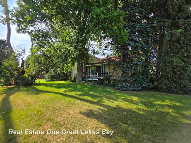 27 N Grout Road, Gladwin, MI 48624