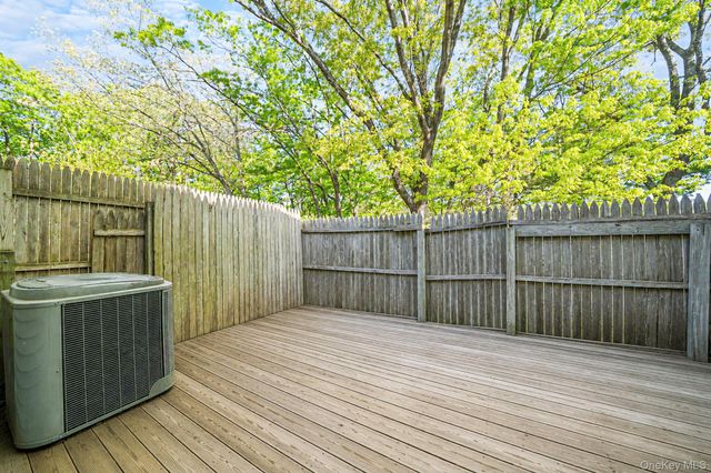 102 Hill Spur, Calverton, NY 11933