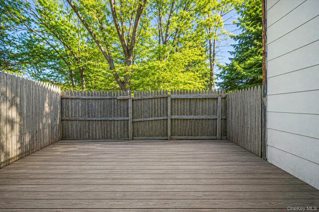 102 Hill Spur, Calverton, NY 11933