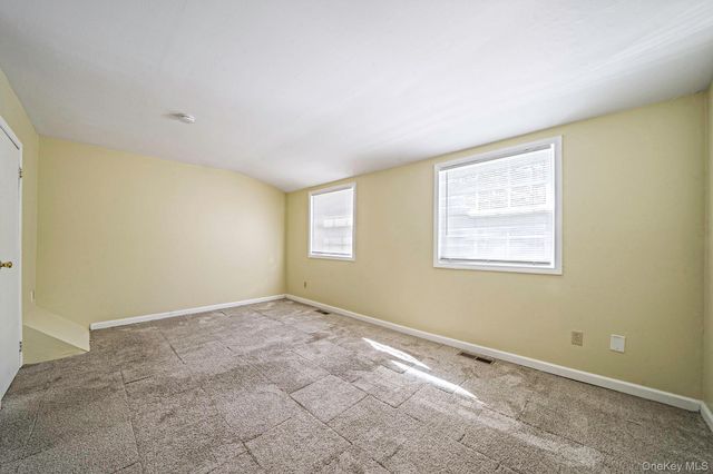 102 Hill Spur, Calverton, NY 11933