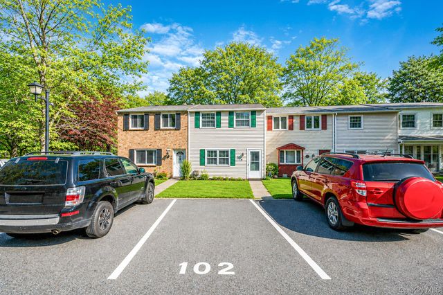 102 Hill Spur, Calverton, NY 11933