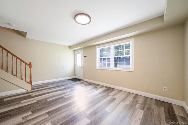 102 Hill Spur, Calverton, NY 11933