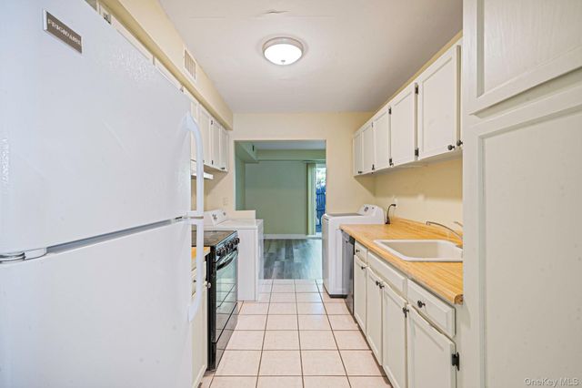 102 Hill Spur, Calverton, NY 11933