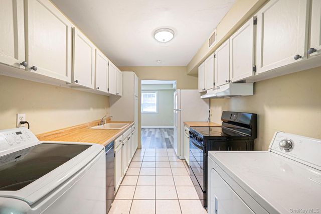 102 Hill Spur, Calverton, NY 11933