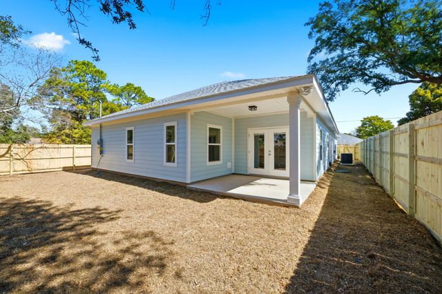 8511 Barrancas Street, Navarre, FL 32566