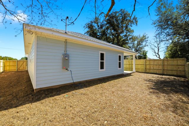 8511 Barrancas Street, Navarre, FL 32566