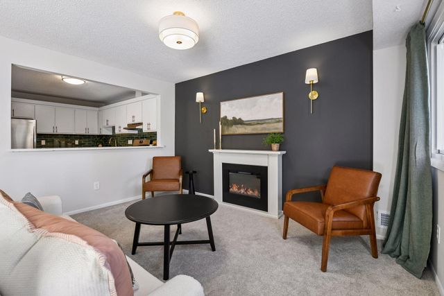 8948 Neill Lake Road B, Eden Prairie, MN 55347