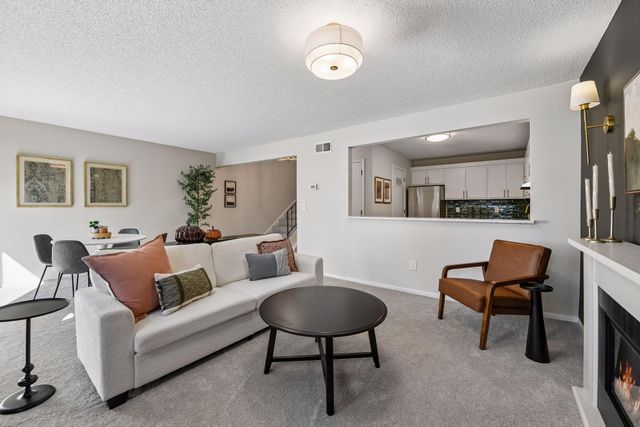 8948 Neill Lake Road B, Eden Prairie, MN 55347