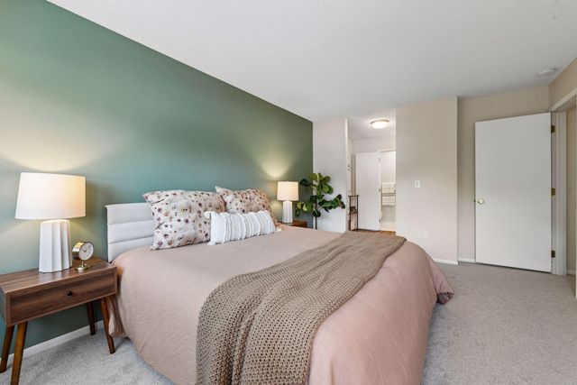 8948 Neill Lake Road B, Eden Prairie, MN 55347