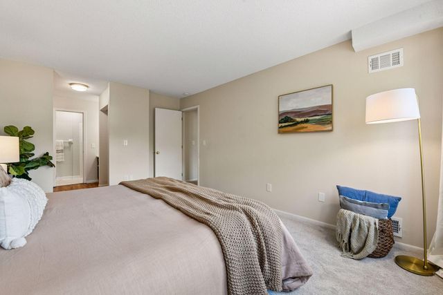8948 Neill Lake Road B, Eden Prairie, MN 55347