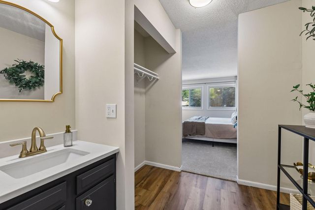 8948 Neill Lake Road B, Eden Prairie, MN 55347