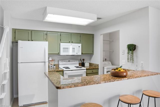 1309 Quail Creek Holw Apt B, Chesapeake, VA 23320